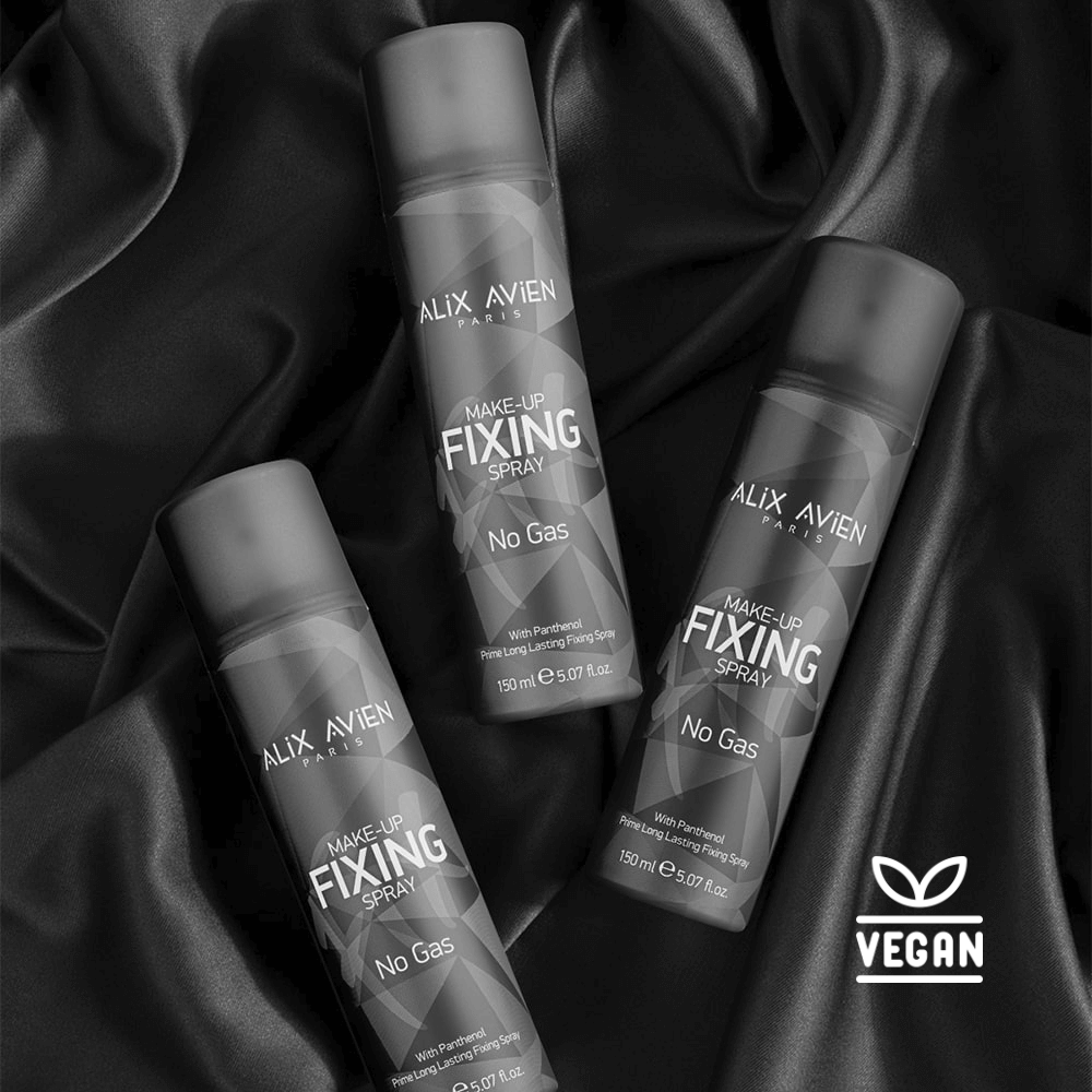 Alix Avien makiažo fiksavimo purškiklio buteliukai kompozicijoje